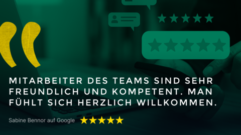 Kundenrezension "Mitarbeiter des Teams sind sehr freundlich und kompetent. Man fühlt sich herzlich willkommen." platziert auf einem grünen Hintergrund, begleitet von 5 Sternen und Anführungszeichen.