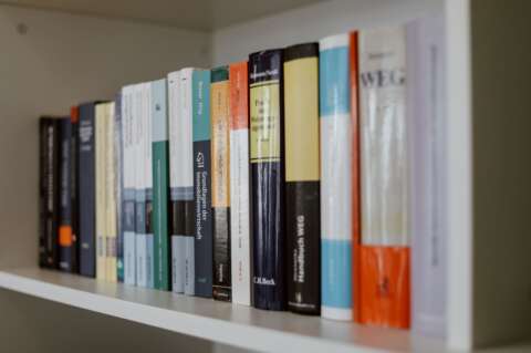 Bücher zu den Themen WEG, Hausverwaltung, Immobilien etc. aufgereiht in einem Regal.