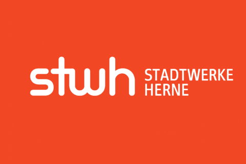 Das Logo der Stadtwerke Herne in Weiß auf orangefarbenem Hintergrund.